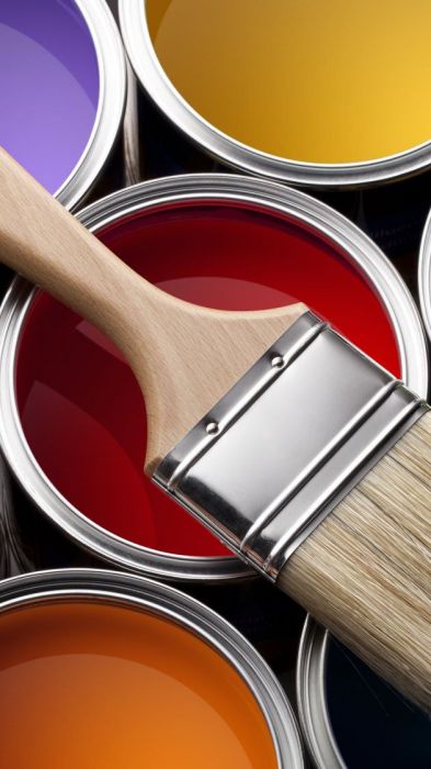 Емаль і звичайна фарба: технологічні відмінності та сфери застосування у промислових і будівельних проєктах